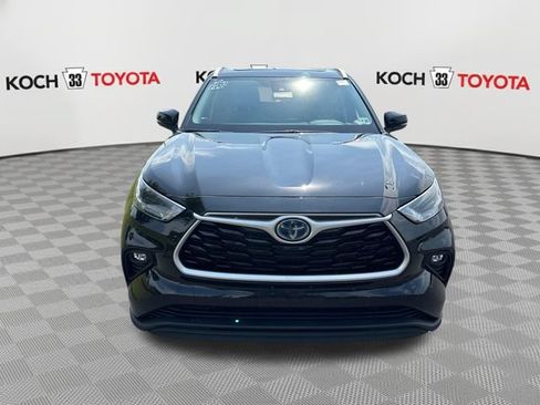Used 2023 Toyota Highlander XLE AWD/4WD image 2