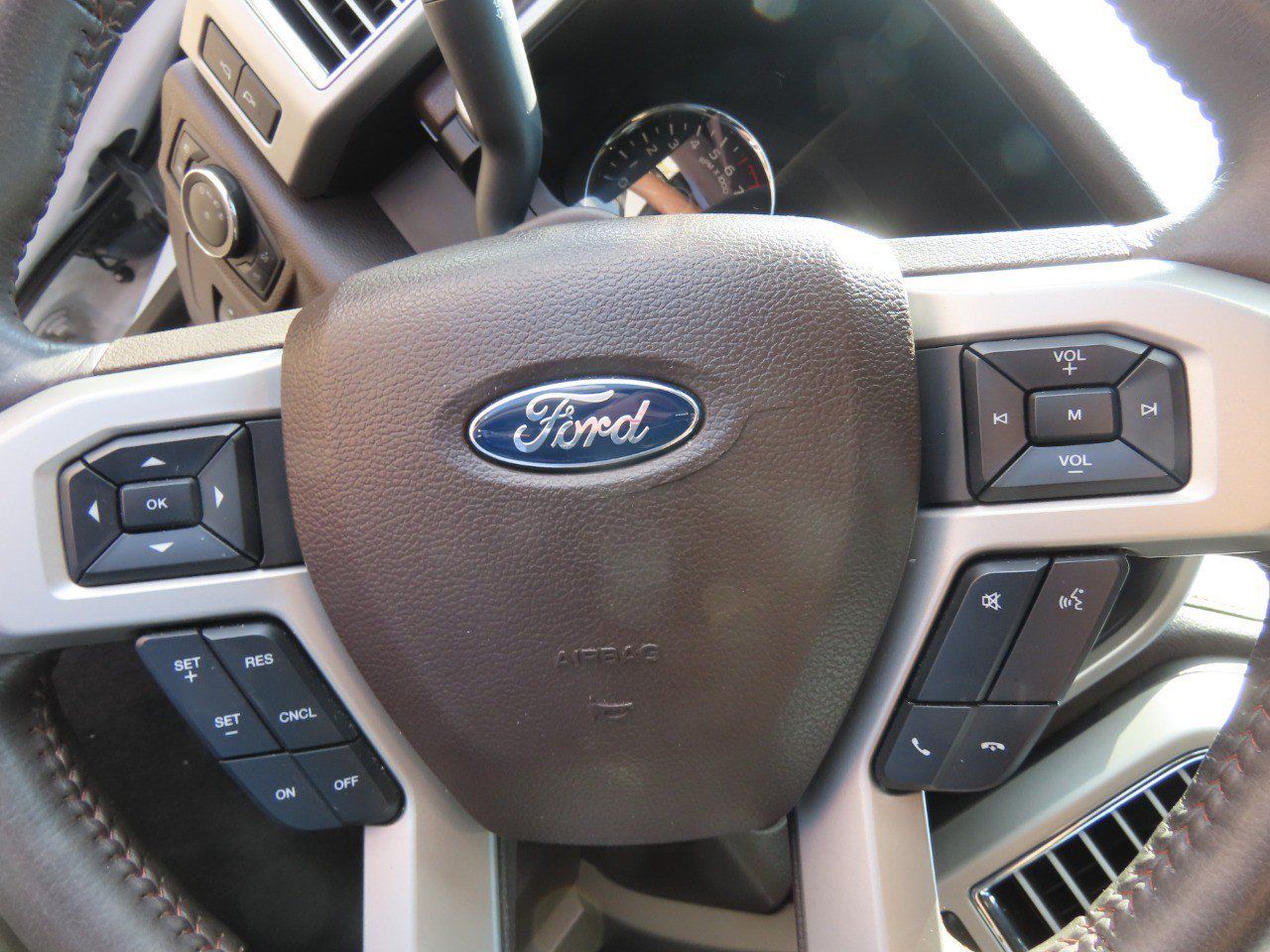 Used 2015 Ford F150 King Ranch w/ Equipment Group 601A Luxury AWD/4WD image 23