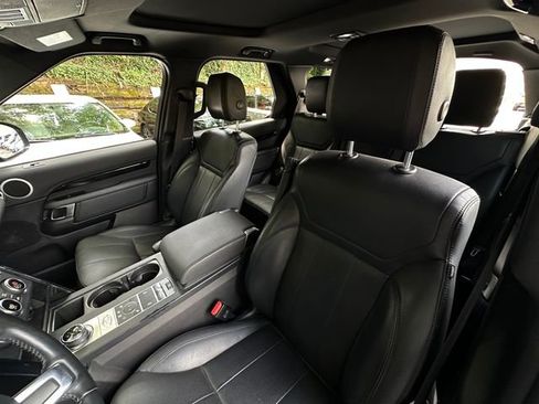 Used 2020 Land Rover Discovery SE image 12