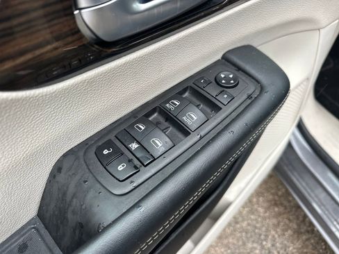 Used 2023 Chrysler Pacifica Limited image 11