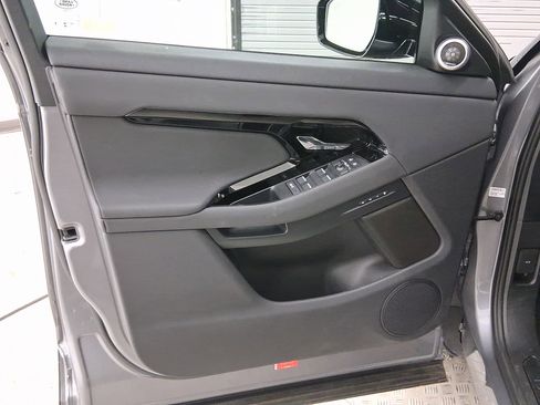 Used 2025 Land Rover Range Rover Evoque S image 12