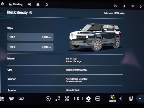 Used 2025 Rivian R1S Premium AWD/4WD image 7