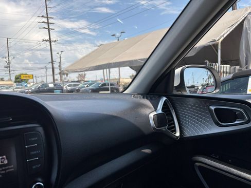 Used 2025 Kia Soul LX w/ LX Technology Package FWD image 36
