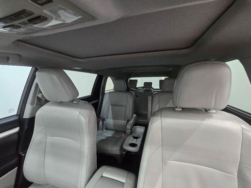 Used 2015 Toyota Highlander XLE FWD image 10