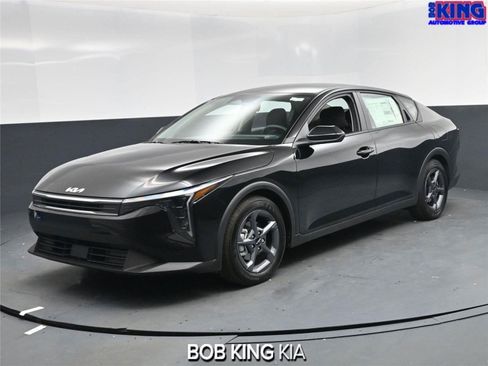New 2025 Kia K4 LXS image 1