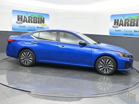 Used 2025 Nissan Altima 2.5 SV FWD image 7