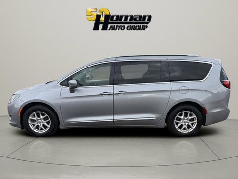 Used 2020 Chrysler Pacifica Touring-L FWD image 2