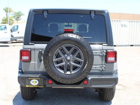 Used 2022 Jeep Wrangler Unlimited Sahara w/ Cold Weather Group AWD/4WD image 5