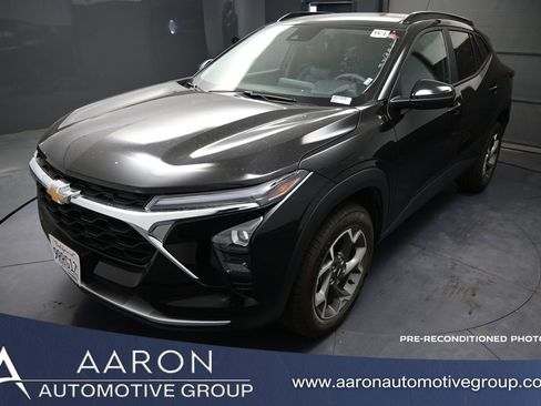 Used 2025 Chevrolet Trax LT FWD image 1
