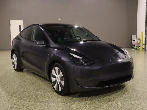 Used 2024 Tesla Model Y Long Range AWD/4WD image 1