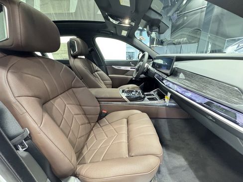 Used 2025 BMW 760i xDrive image 23