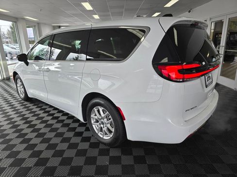 Used 2025 Chrysler Pacifica Select image 5