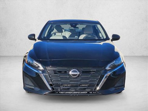 Used 2024 Nissan Altima 2.5 SV FWD image 2