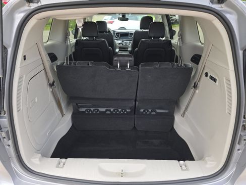 Used 2020 Chrysler Pacifica Limited FWD image 22