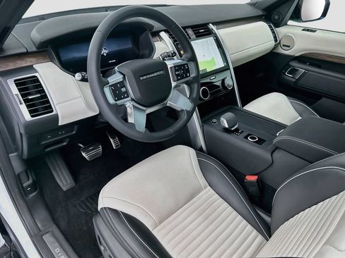 Used 2024 Land Rover Discovery Dynamic SE AWD/4WD image 9