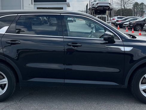 Used 2023 Kia Sorento LX image 10