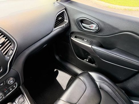 Used 2019 Jeep Cherokee Latitude Plus w/ Comfort/Convenience Group FWD image 20