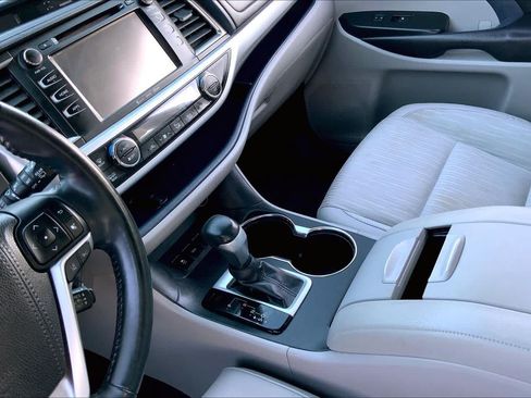 Used 2018 Toyota Highlander Plus FWD image 16