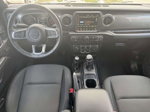 Used 2022 Jeep Gladiator Overland w/ Cold Weather Group AWD/4WD image 2