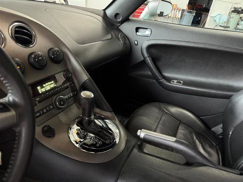 Used 2007 Pontiac Solstice Convertible w/ Premium Package RWD image 6