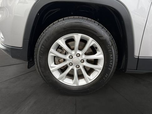 Used 2020 Jeep Cherokee Latitude w/ Cold Weather Group AWD/4WD image 9