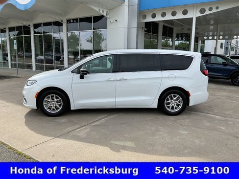 Used 2024 Chrysler Pacifica Touring-L FWD image 3
