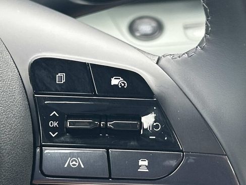 Used 2025 Hyundai Elantra Limited FWD image 30