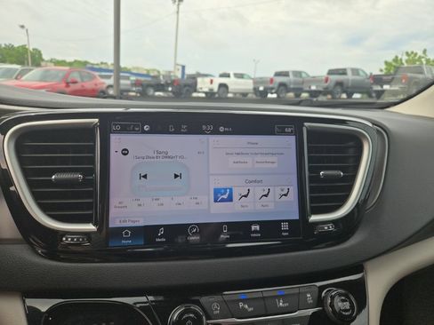 Used 2024 Chrysler Pacifica Touring-L FWD image 23