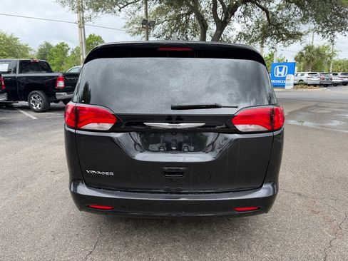 Used 2023 Chrysler Voyager LX FWD image 5