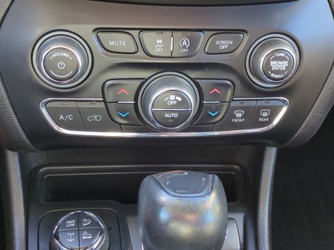 Used 2019 Jeep Cherokee Trailhawk image 24