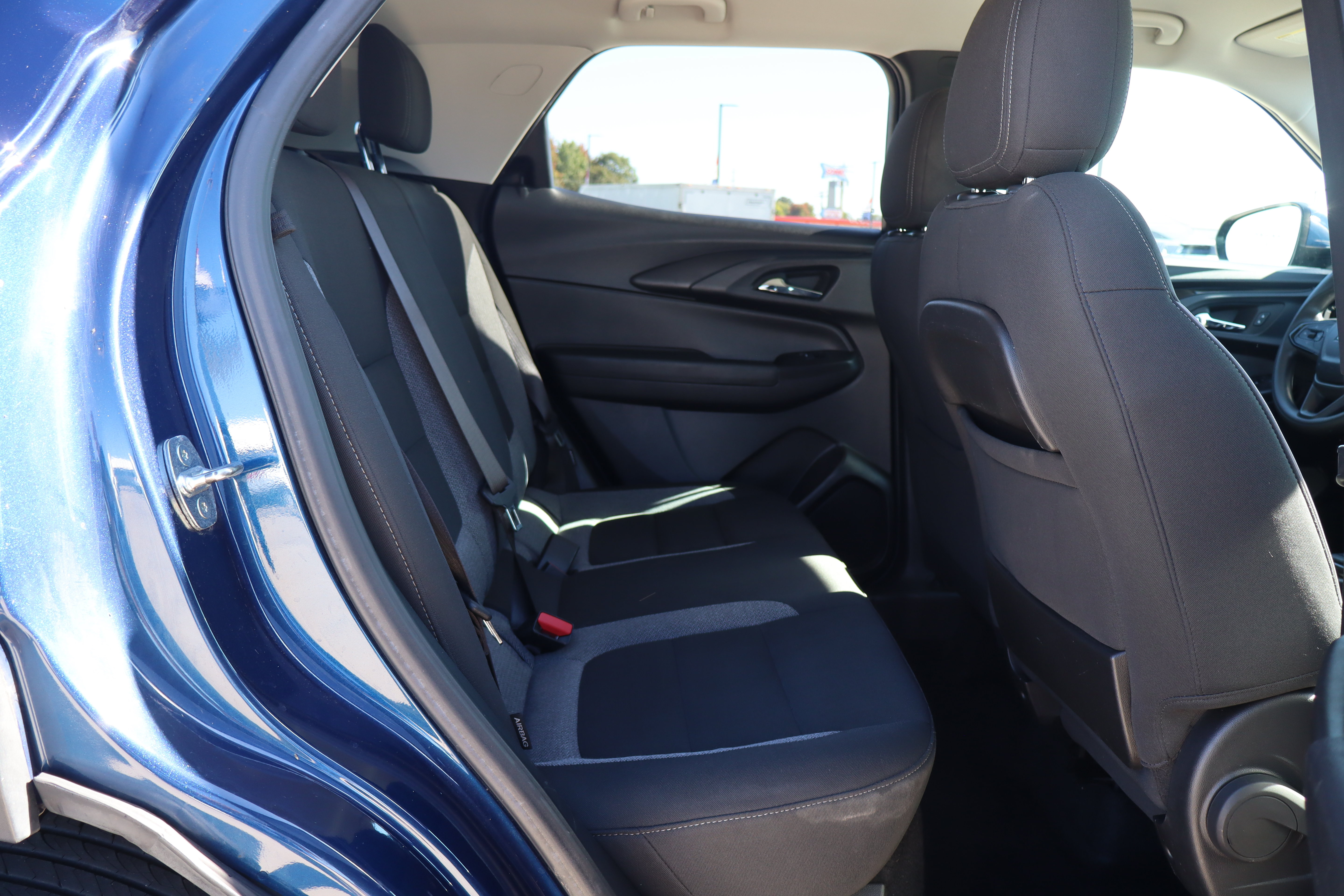 Used 2022 Chevrolet TrailBlazer LT w/ LPO, Blackout Package FWD image 11