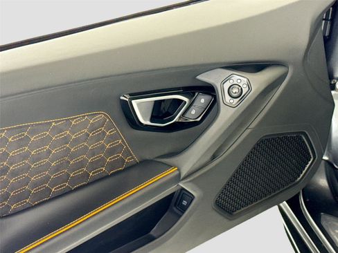 Used 2020 Lamborghini Huracan EVO image 11