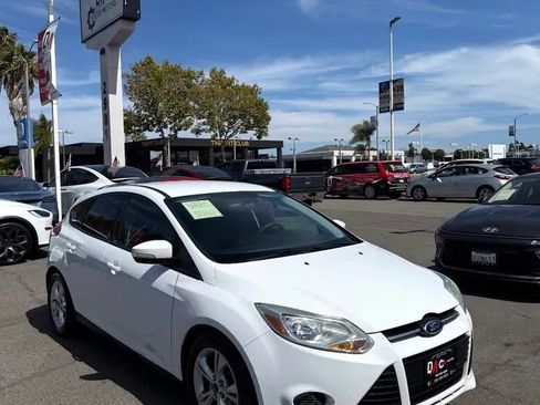 Used 2013 Ford Focus SE FWD image 2