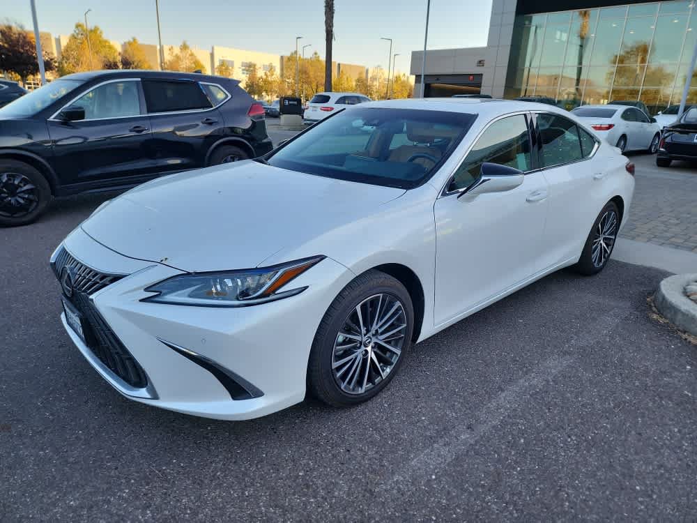Used 2025 Lexus ES 300h w/ Premium Package FWD image 2
