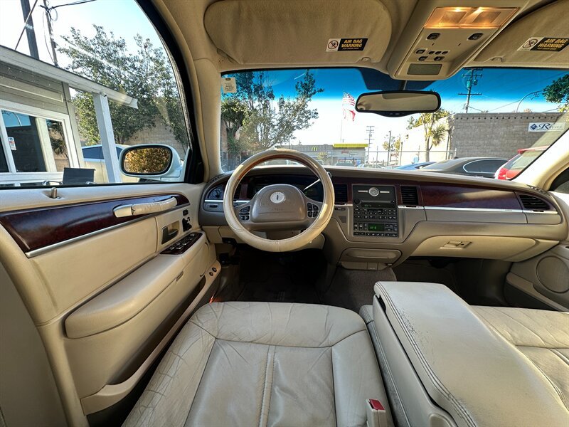 Used 2004 Lincoln Town Car Ultimate RWD image 16