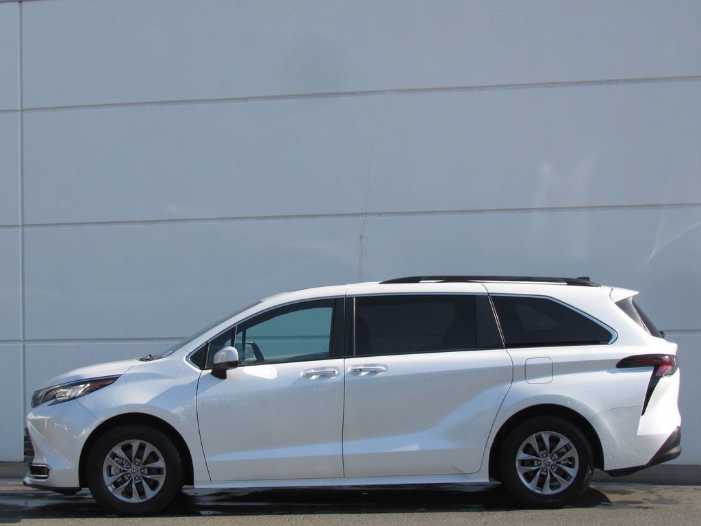 Certified 2023 Toyota Sienna XLE w/ XLE Plus Package AWD/4WD image 4