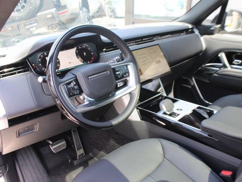 Used 2025 Land Rover Range Rover SE image 4