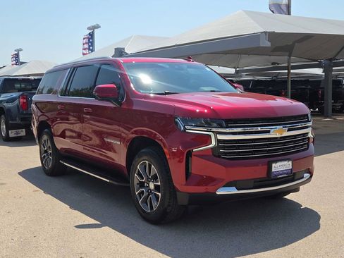 Used 2024 Chevrolet Suburban LT w/ LT Signature Package RWD image 2
