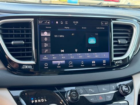 Used 2024 Chrysler Pacifica Touring-L image 28