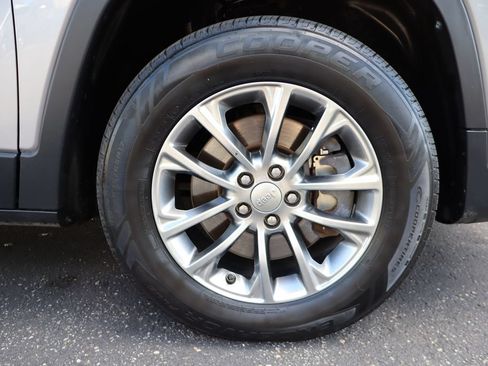 Used 2020 Jeep Cherokee Latitude Plus AWD/4WD image 10