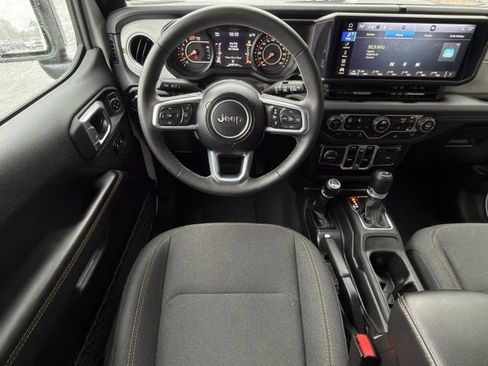 Used 2025 Jeep Wrangler Unlimited Sahara AWD/4WD image 11