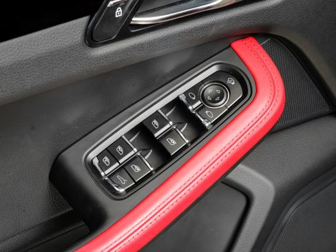 Used 2024 Porsche Macan AWD/4WD image 45