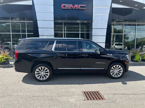 Used 2022 GMC Yukon XL Denali image 2