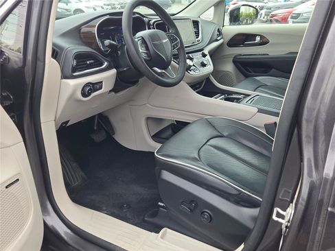Used 2023 Chrysler Pacifica Limited w/ Uconnect Theater Family Group AWD/4WD image 27