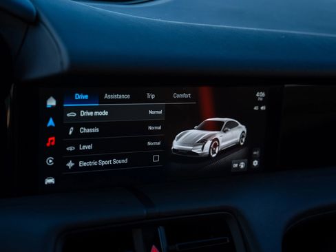 Used 2025 Porsche Taycan image 18