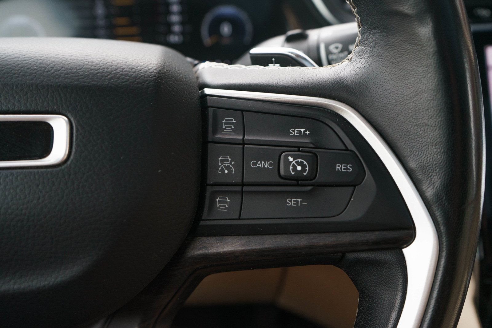 Used 2022 Jeep Grand Cherokee L Limited AWD/4WD image 25