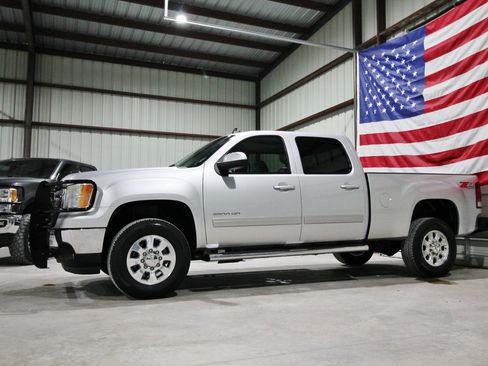 Used 2014 GMC Sierra 2500 SLT w/ SLT Convenience Package AWD/4WD image 4