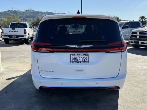 Used 2024 Chrysler Pacifica Touring image 5