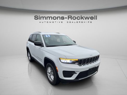 Used 2023 Jeep Grand Cherokee Laredo X AWD/4WD image 3