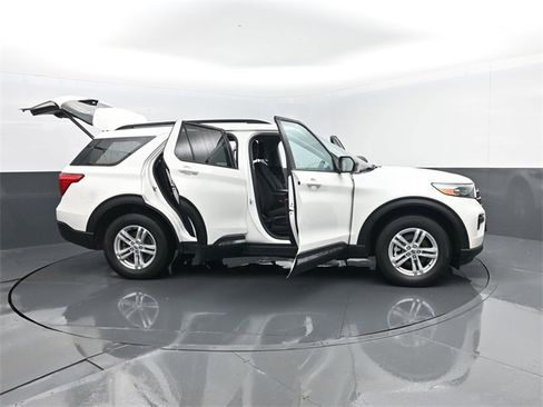 Used 2022 Ford Explorer XLT image 31